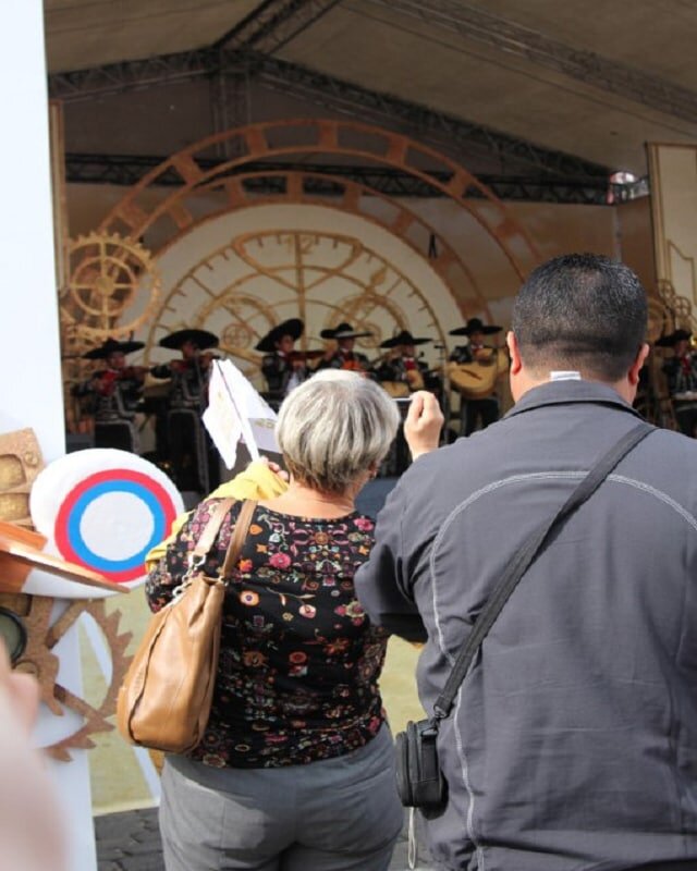 Галерея - стрелка вправо.