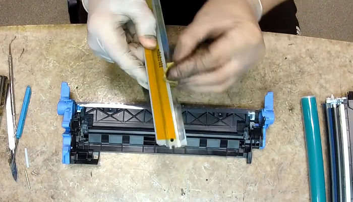 Фото 37. Протираем ролик заряда жидкостью ELP