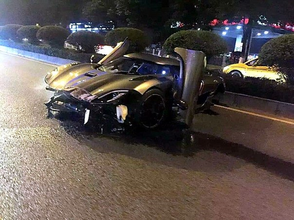 В городе Чунцин разбили один из самых быстрых и дорогих авто современности — Koenigsegg Agera R. По предварительной информации, причиной ДТП стала банальная переоценка водителем своих возможностей, который не смог совладать с Ager'ой R на высокой скорости.