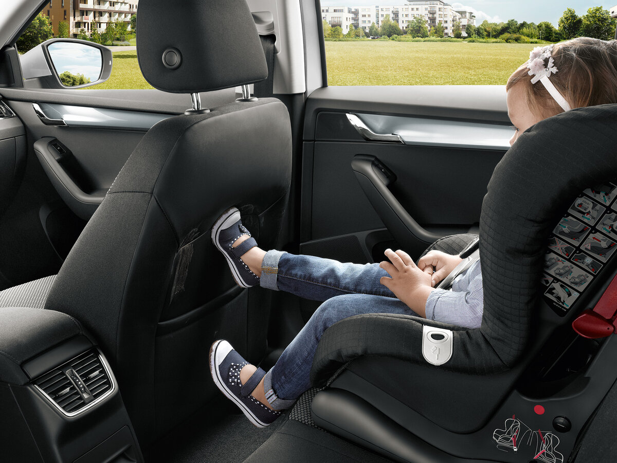 Безопасность в машине на заднем сиденье. Шкода Йети изофикс. Octavia a7 встроенное детское автокресло. Пассажирское сиденье в машине.