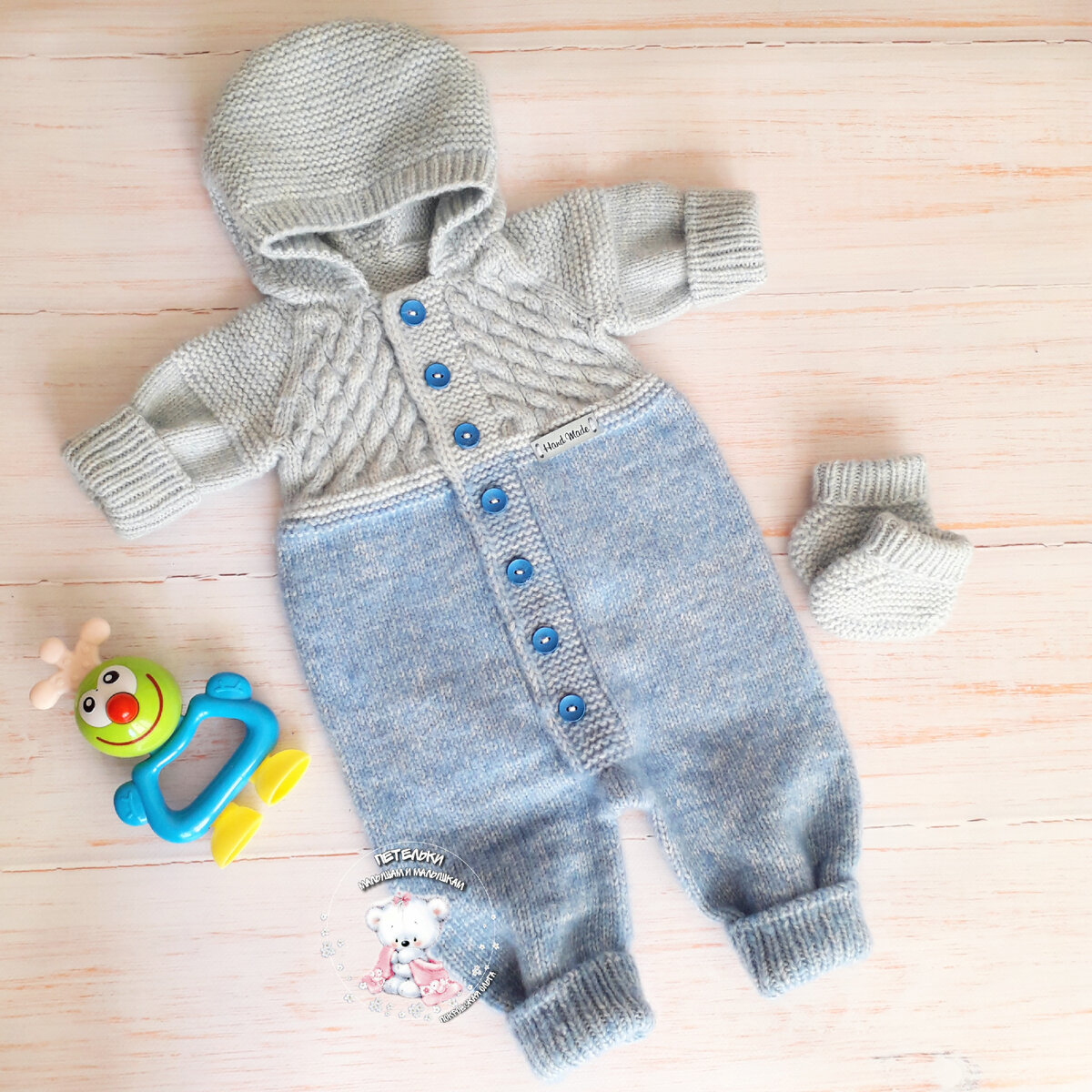 На возраст 1-3 месяца. В комплект входят пинетки на стопу 8-9 см.