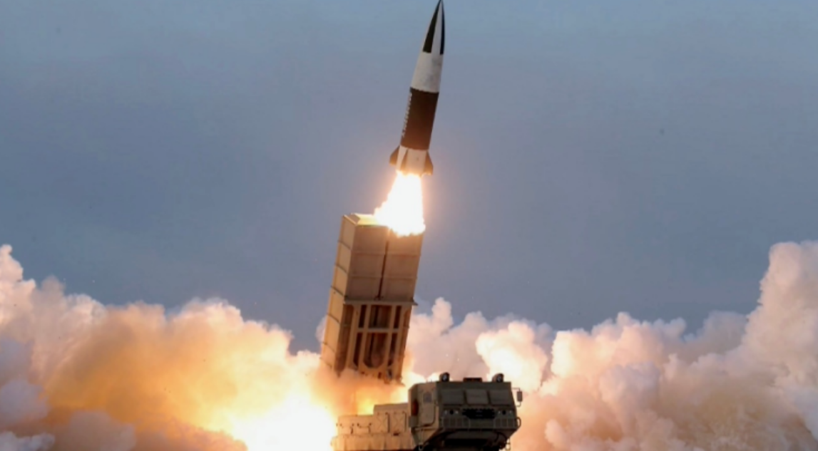 Северокорейский оперативно-тактический ракетный комплекс KN-24, мог, по мнению американских разведчиков, оказаться в сфере интересов российских генералов. Фото агенства KCNA