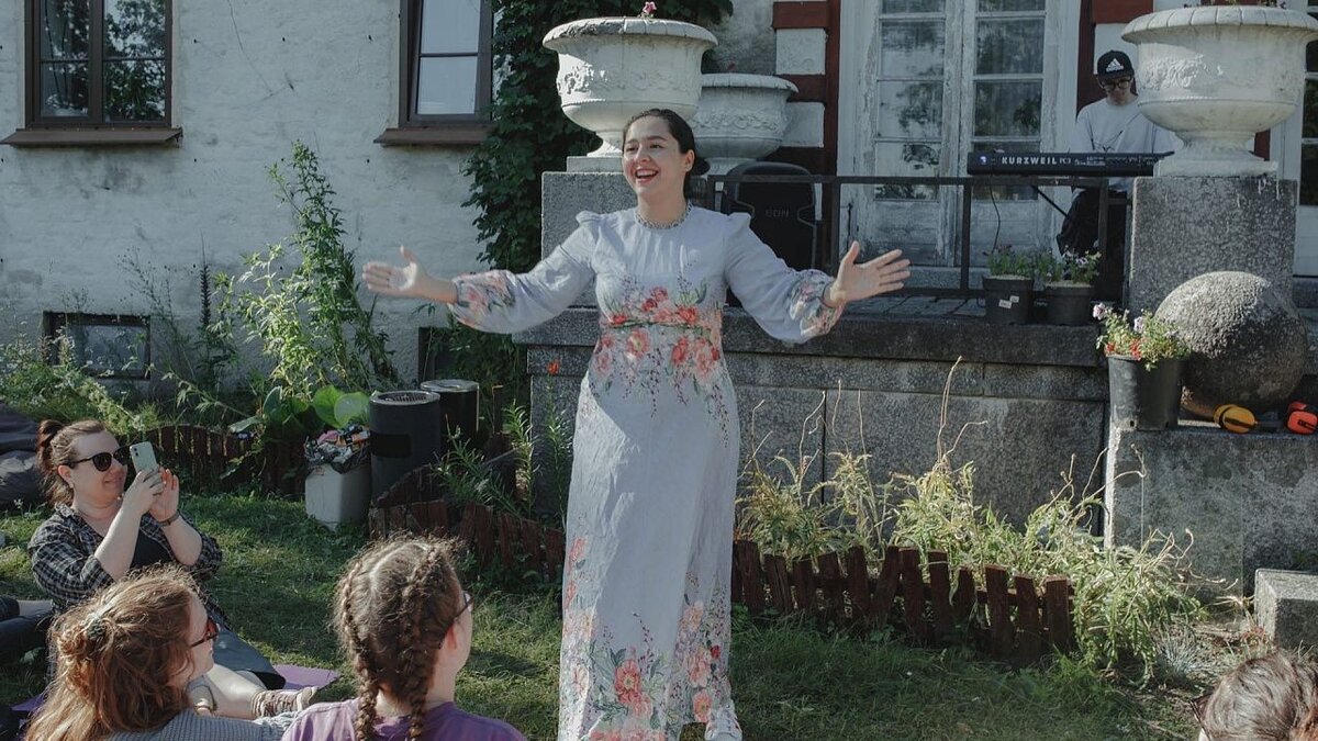    Манижа продолжает подготовку к выступлению на кубанском фестивале. Фото: vk.com/manizhamusic