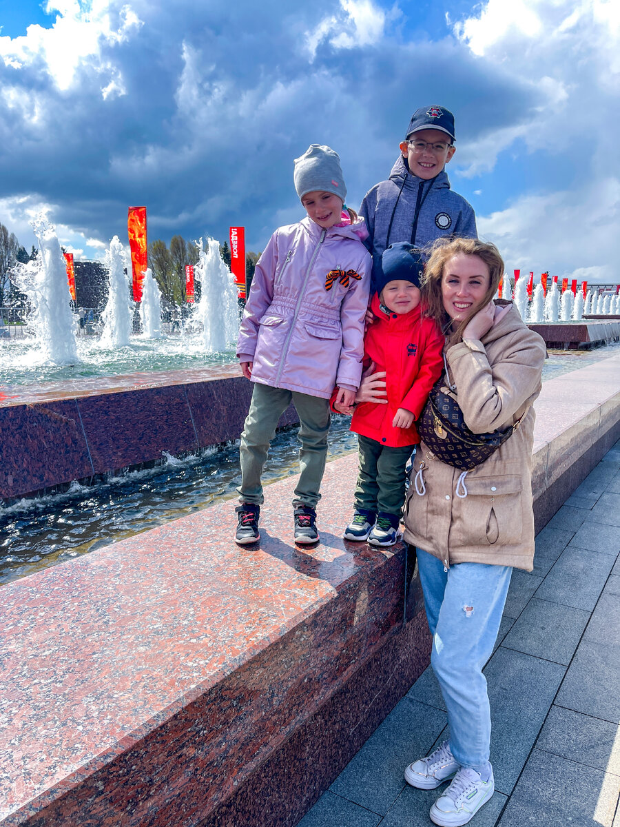 Трое детей в одном кадре бывают с каждым годом все реже 