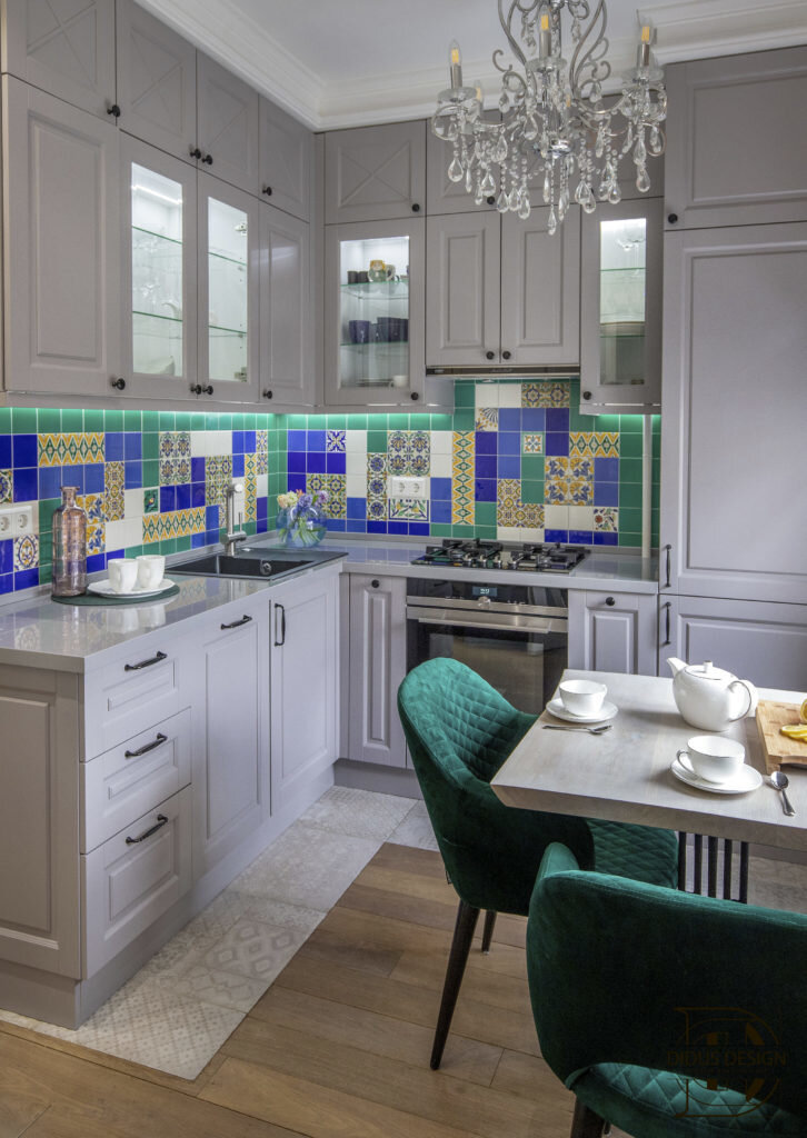 Нескучный интерьер на 50 кв.м. Классика и насыщеные цвета в яркой двушке