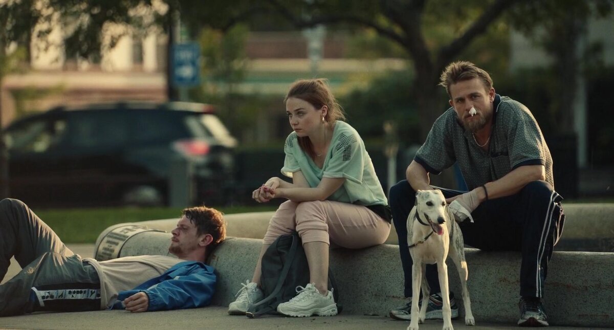 Кадр из из х/ф "Страна джунглей". В кадре слева направо: Джек О'Коннелл, Джессика Барден и Чарли Ханнэм. 