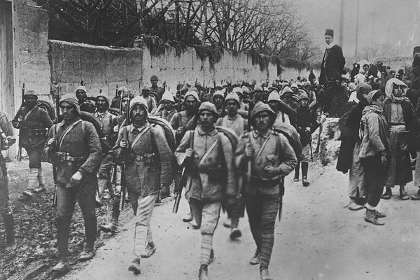 История Турции тесно связана с притеснением этнических и религиозных меньшинств. В стремлении укрепить свою власть в Средиземноморье Османская империя и ее наследница никогда не гнушались применять силу. Сто лет назад войска под командованием будущего первого президента Турецкой Республики Мустафы Кемаля Ататюрка заняли Смирну (ныне турецкий Измир) и устроили резню в городе, не желая отдавать его Греции, как того требовали соглашения, подписанные по итогам Первой мировой войны. Трагедия Смирны — лишь один из немногих эпизодов многолетнего соперничества Анкары и Афин, которое продолжается до сих пор. 3 сентября турецкий лидер Реджеп Тайип Эрдоган напомнил грекам о трагедии и пригрозил повторением этих событий, если те продолжат «провоцировать» турок. Что произошло в Смирне столетие назад, почему Анкара решила вспомнить о былом, кто и зачем разжигает новый конфликт в Эгейском море — в материале «Ленты.ру». 
Век ненависти
Спустя четыре года после окончания Первой мировой войны Турция вновь восстала из пепла. В сентябре 1922 года боями закончилась оккупация страны войсками Антанты. Новое и независимое государство, которое вот-вот возникнет на руинах империи, готовился возглавить молодой офицер, демократ и националист Мустафа Кемаль Ататюрк.

Многотысячная группировка войск, выбив под его командованием греческую армию, триумфально вступает в Смирну (Измир) — город, который по итогам Великой войны формально отошел Греции. Формально, потому как в 1919 году ради защиты 250-тысячного христианского населения союзники позволили греческим войскам взять эти территории под контроль.

40 000
греческих солдат и офицеров попали в плен к туркам во время атаки на Смирну в 1922 году

Планировалось, что Смирна, один из старейших древнегреческих городов, после падения Османской империи вернется на родину. Но за несколько лет у Лондона и Парижа поменялись планы. Заниматься греческим вопросом для них потеряло всякий смысл из-за более выгодного сотрудничества с Ататюрком, потому город, несмотря на сопротивление греков, был возвращен турецкой стороне.