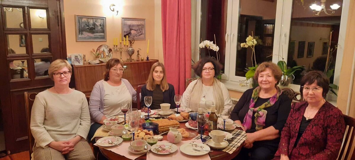 Слева направо: Елена Куприянова, Ирина Зиновчик, Саша( дочь поэтессы Майи Шварцман) ...Марина Викторова, Надежда Валк, ДИна Гаврилова. 10.09.2021 год. Тарту