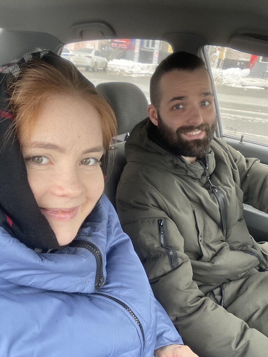 Это фото придется повторить, потому что оно чуть ли не единственное наше совместное с дня родов. Едем в роддом. Дальше уже было не до фото.