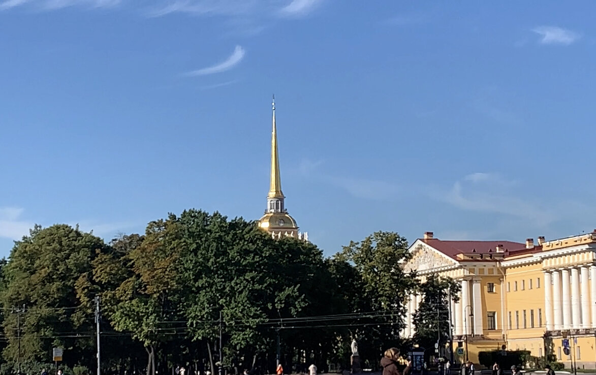Вид на Адмиралтейство с Дворцовой площади.