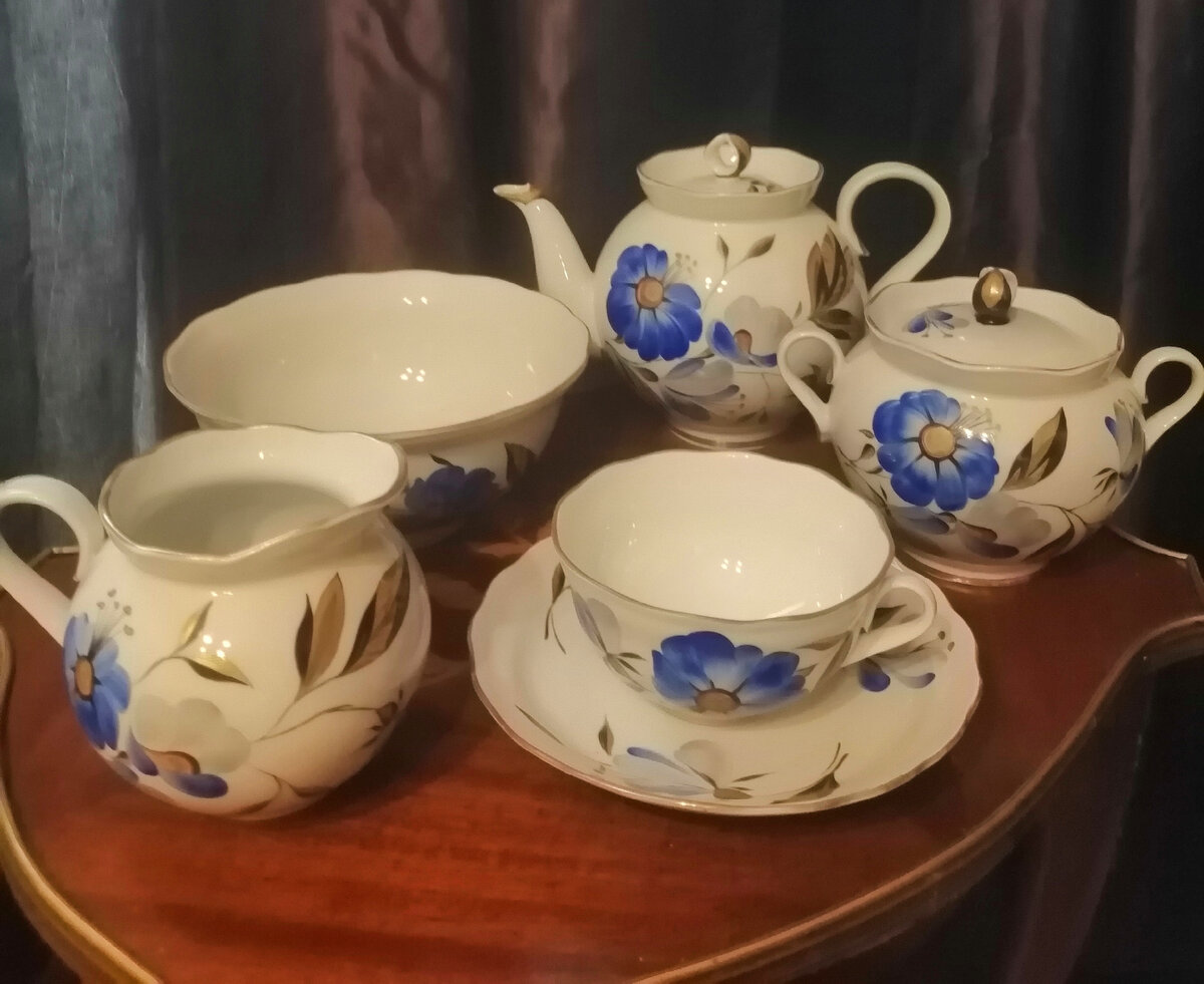 Предметы из сервиза "Синие цветы". Н.П. Славина. Источник: фото Н. Ломоносовой. 2022г.