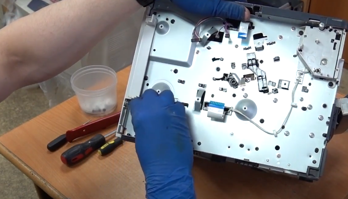 Фото 46. Снимаем указанную пластиковую накладку