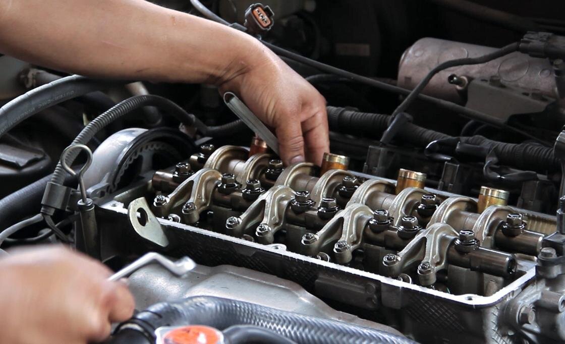    Мужчина ремонтирует двигатель автомобиля:Pxfuel