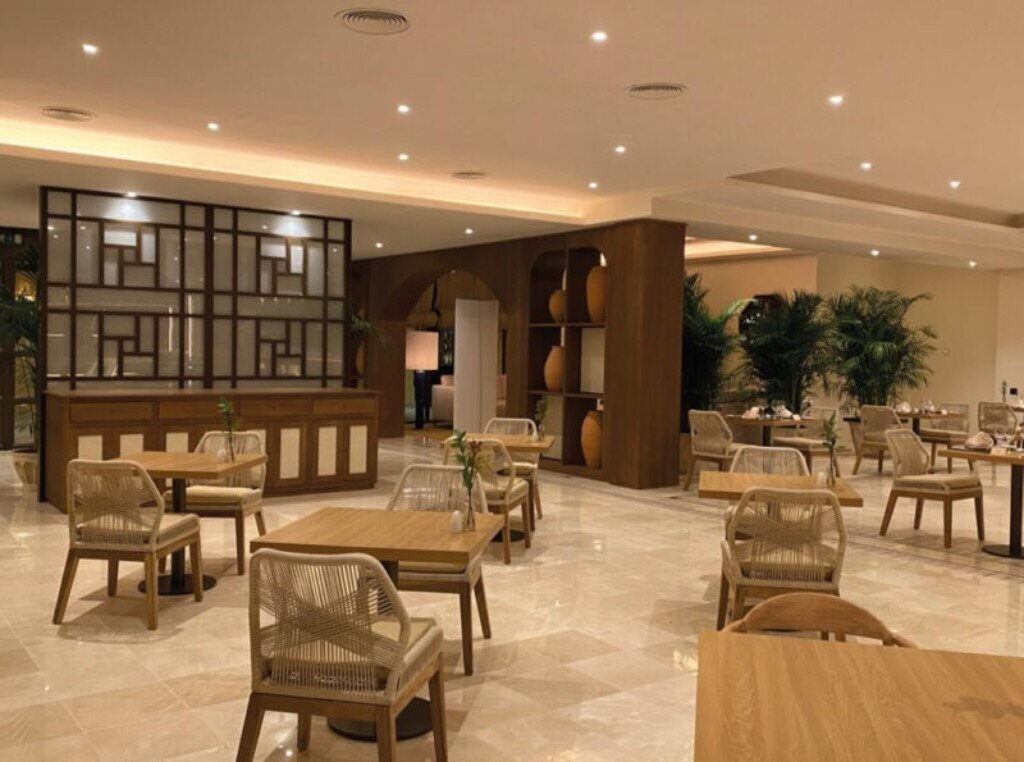 Керамогранит для пола под камень в проекте с колониальной архитектурой