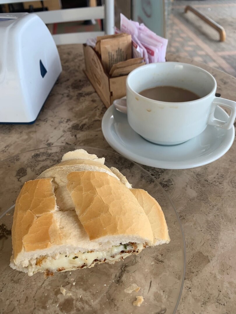 Мой завтрак в пекарне: французский хлеб с сыром Минас-Жерайс и орегано.