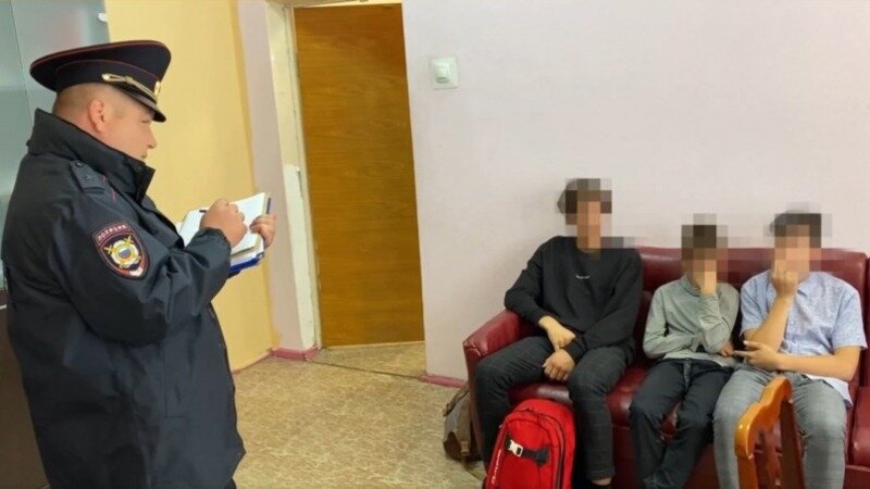     Пятеро детей от 10 до 14 лет разбили экраны в нескольких павильонах «умных» установок во Владивостоке. Они не только усложнили себе жизнь, но и нанесли городу значительный ущерб.