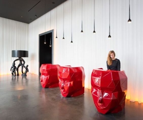 А вот стойка-ресепшн, как самостоятельный арт-объект. Понятное дело, фон стен и пространства должен быть нейтральным, чтобы акцент был именно на ресепшне.