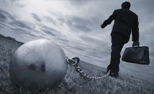 Прошлое, которое тянет назад.