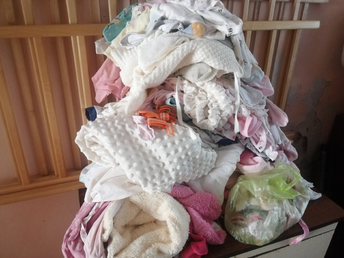 Перестиранная гора детских вещей ждет, чтобы ее погладили