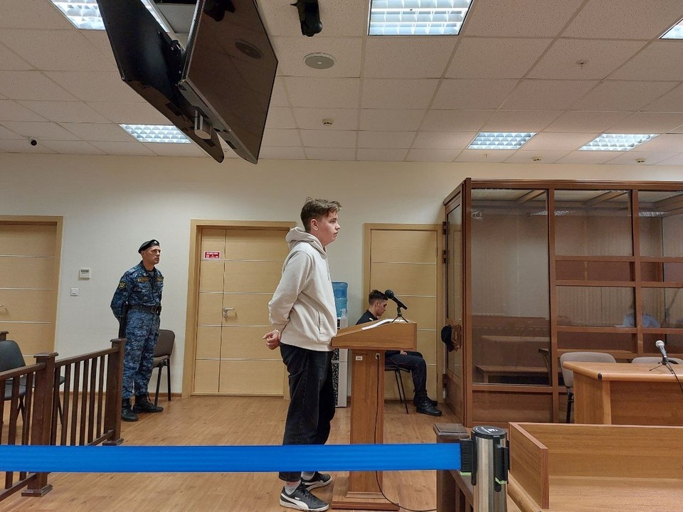     Друг объяснил, что в шестом-седьмом классах Бекмансуров уже вовсю интересовался оружием. Алена ОВЧИННИКОВА
