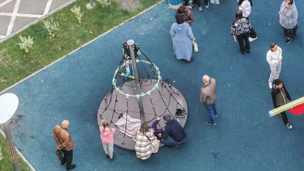 Мальчик получил серьёзные травмы, катаясь на карусели во дворе. Фото © Telegram / ЖК "Перспектива Краснодар"