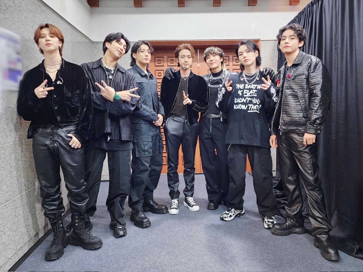 Бтс в пусане. Yet to come bts концерт в пусане. Тэхен бтс 2022 грэмми. Бтс пусан 2022. Бтс в пусане.