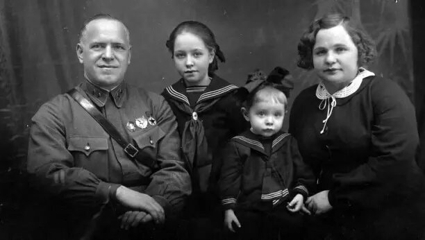 Семья Жукова: он сам, дочери Эра, Элла и жена Александра/ © waralbum.ru