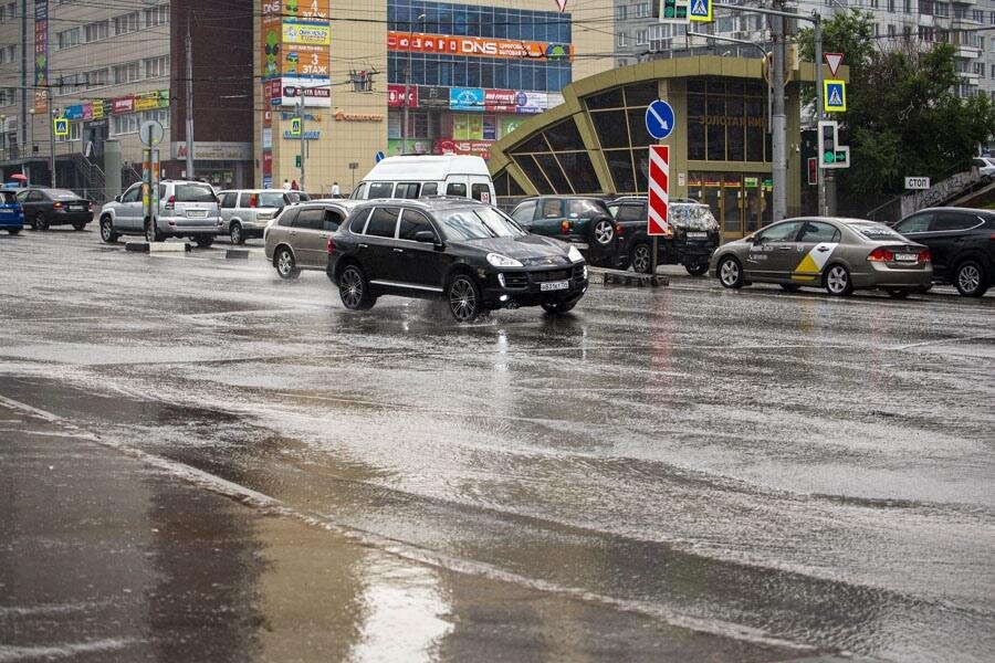 Ходи новосибирск. Дождь на дорогах Башкортостана. Дождь в Башкортостане дороги. Машина под дождем фото. Октябрь город Новосибирск.