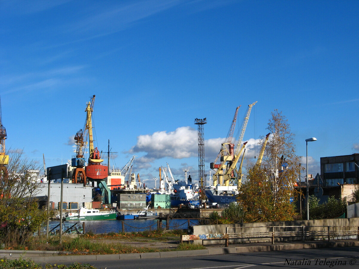 Ожидая автобус на развязке у въезда, можно любоваться горизонтами, один из которых - порт.