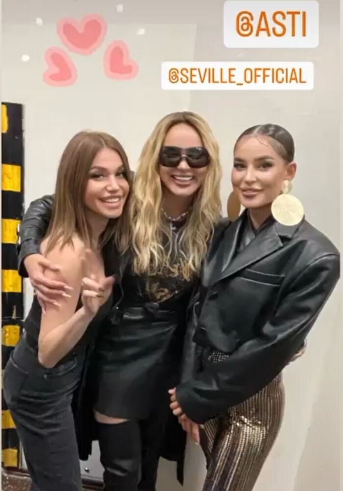    Анна Дзюба (посередине) и Севиль встретились на фестивалеСоцсети Севиль