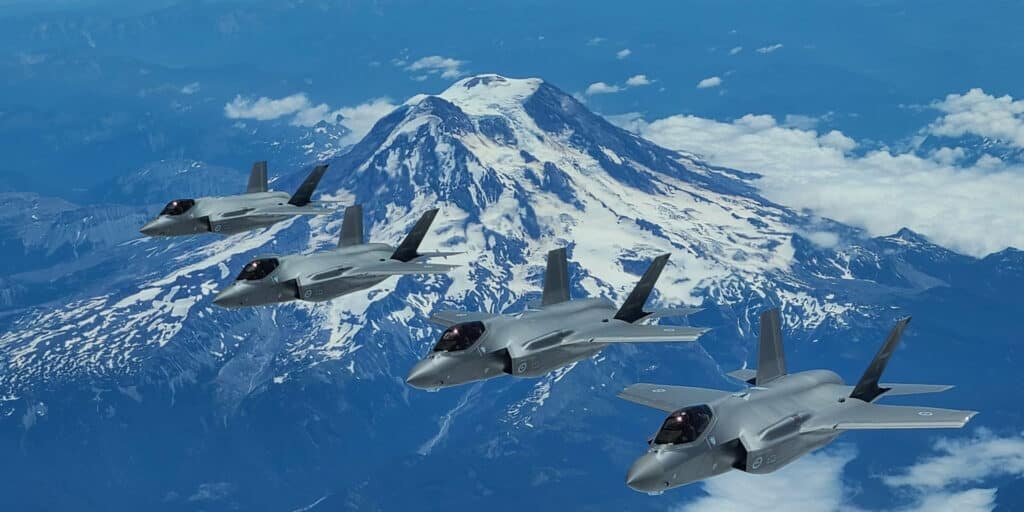    Четверка F-35A Королевских ВВС Австралии во время перелета на авиабазу Эьелсон ВВС США для участия в учениях RED FLAG-Alaska (RF-A 21-3), июль 2021 года. Перед килями каждого истребителя хороши видны отражатели луча радиолокатора (линзы Люнеберга), которые делают стэлс-самолет максимально заметным на гражданских радарах и не дают врагу узнать реальную ЭПР-сигнатуру машины / ©RAAF