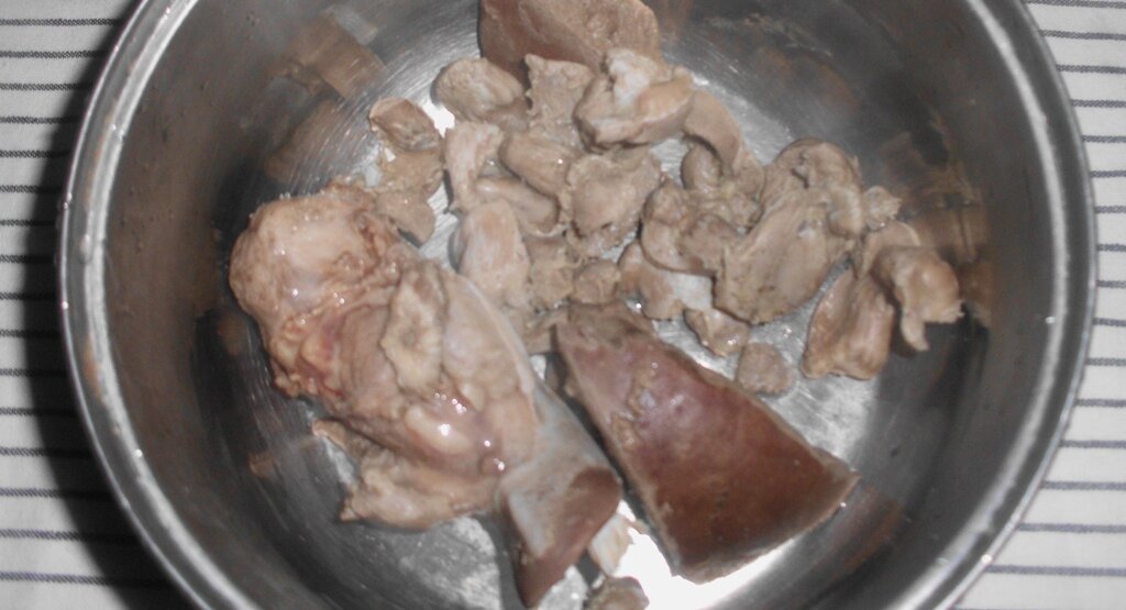 Свиной язык, печень, куриные пупки в кастрюле. Личное фото автора канала Житейская проза