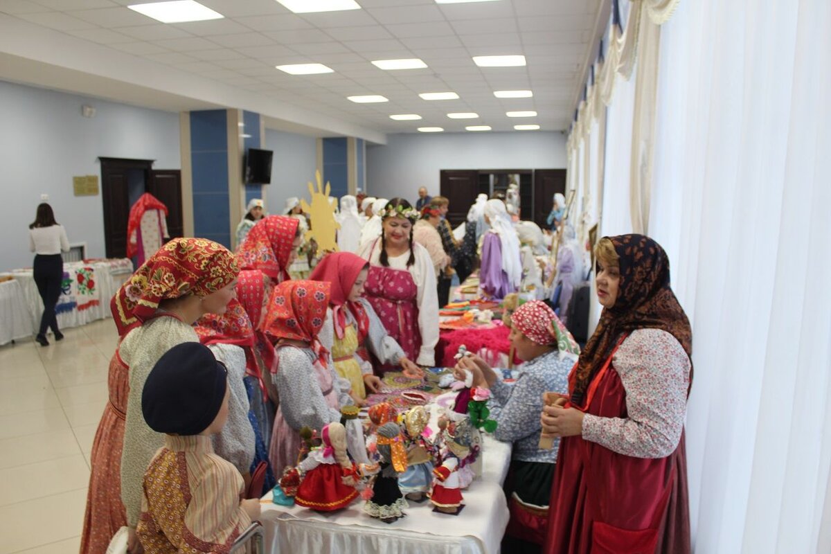 В день проведения фестиваля фойе РДК превратилось в красочную ярмарку, где работники культуры в традиционных костюмах знакомили гостей с бытом русского, татарского, кряшенского и чувашского народов. 