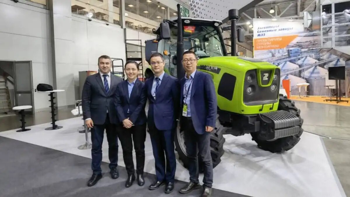 Фото: Пресс-служба Zoomlion. Ринат Амиров, коммерческий директор Zoomlion Heavy Industry Rus, Лю Ина, гендиректор Zoomlion Heavy Industry Rus, Аллен Джан, гендиректор Zoomlion Agriculture Machinery и Тянь Пу, региональный директор Zoomlion Agriculture Machinery по России и СНГ