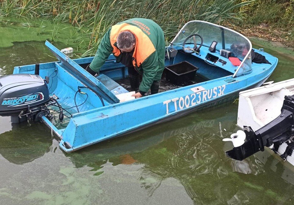     Сотрудник МЧС спас рыбака, который перевернулся на лодке посреди Горьковского моря.  ГУ МЧС по Нижегородской области