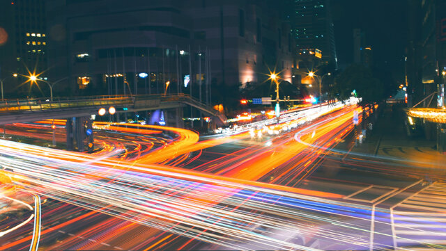 Ночной трафик. Фото Unsplash