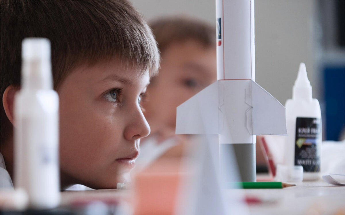 Во время занятия по ракетомоделированию. Источник: edu.gov.ru