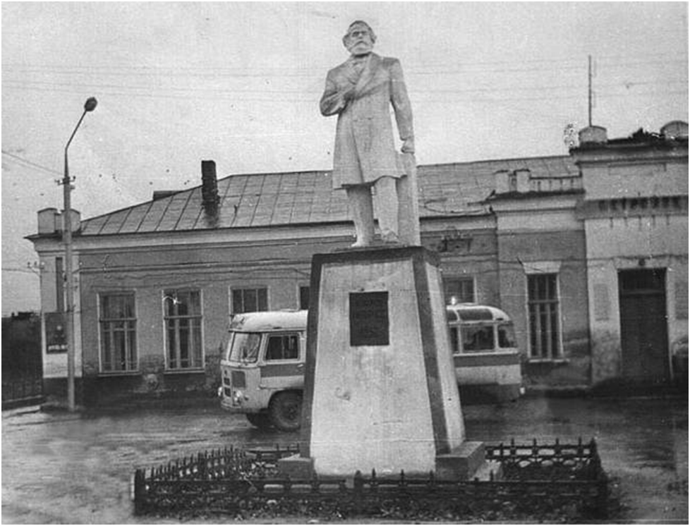 Привокзальная площадь Петровск Саратовская область. Город Маркс Саратовская обл памятник Карлу Марксу. Петровск Саратовская область сквер Петра 1.