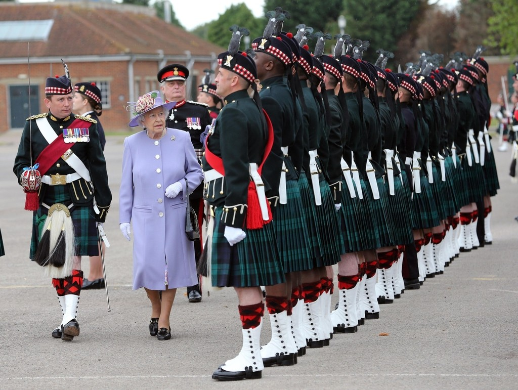 Англичане павле читать. Королева килт Шотландия. Шотландская гвардия Великобритании. Гвардейцы шотланцыкоролевы Великобритании. Ирландцы шотландцы валлийцы.