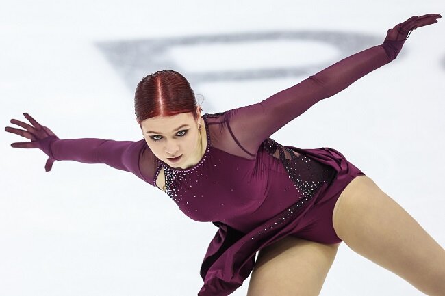 За месяц обкатать номера практически нереально, поэтому они были значительно облегченными. Но даже с такими программами Трусова не совладала. Фото: fsrussia.ru