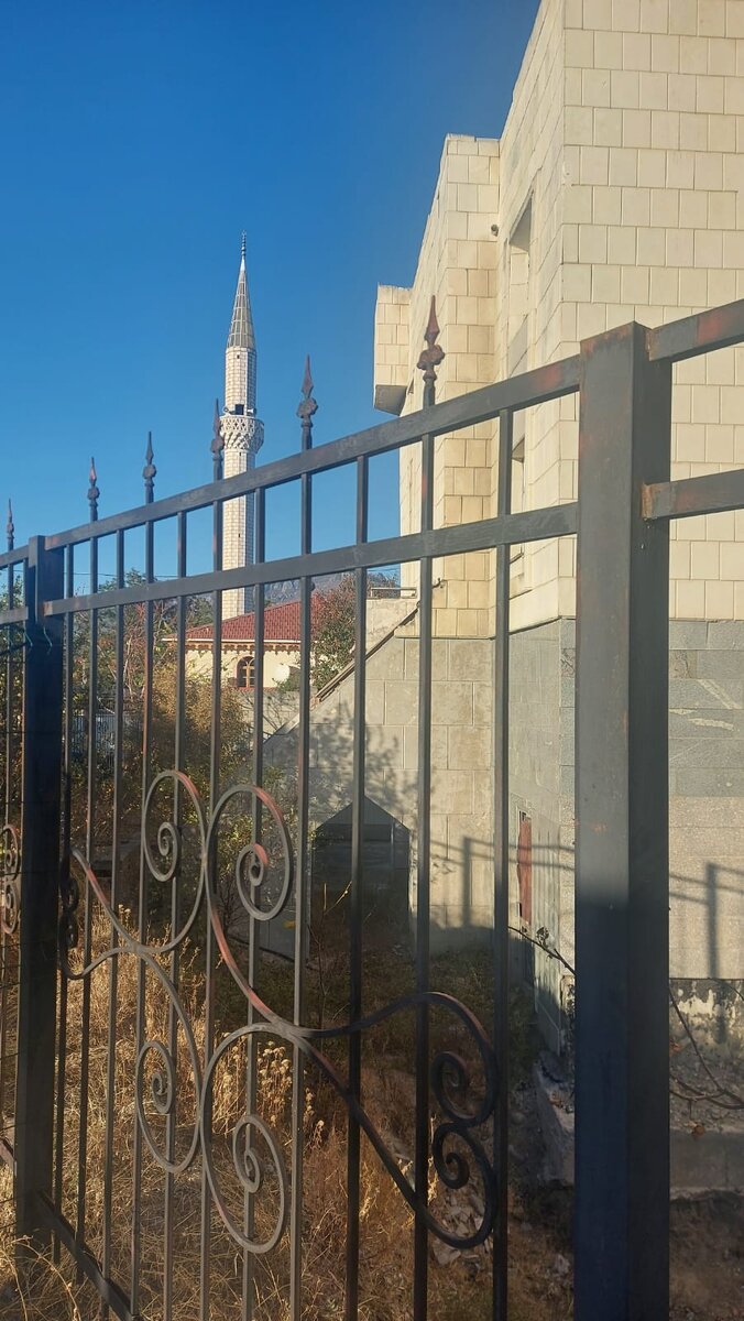 Вход за мечетью. 