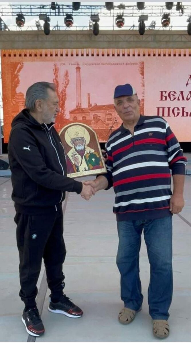     Создатель иконы преподнес ее мэтру эстрады лично. Фото: соцсети.