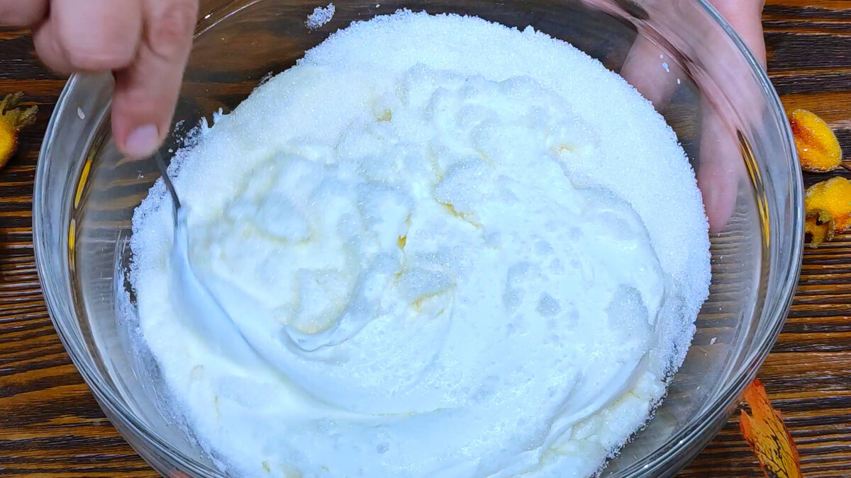 Сметанный крем для бисквитного торта. Торт бисквит и крем со сметаной. Торт из кубиков бисквита в сметанном креме. Изготовление домашней сметаны.
