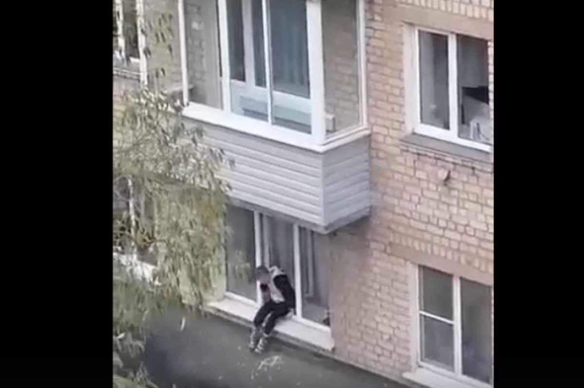    В Торжке подросток прогуливался по козырьку жилого дома