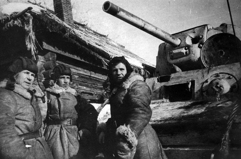 Танкисты 1-й гвардейской танковой бригады: Бурда, Столярчук, Лупов возле танка КВ, зима 1941-42 годов. Фото взято из сайта waralbum.ru
