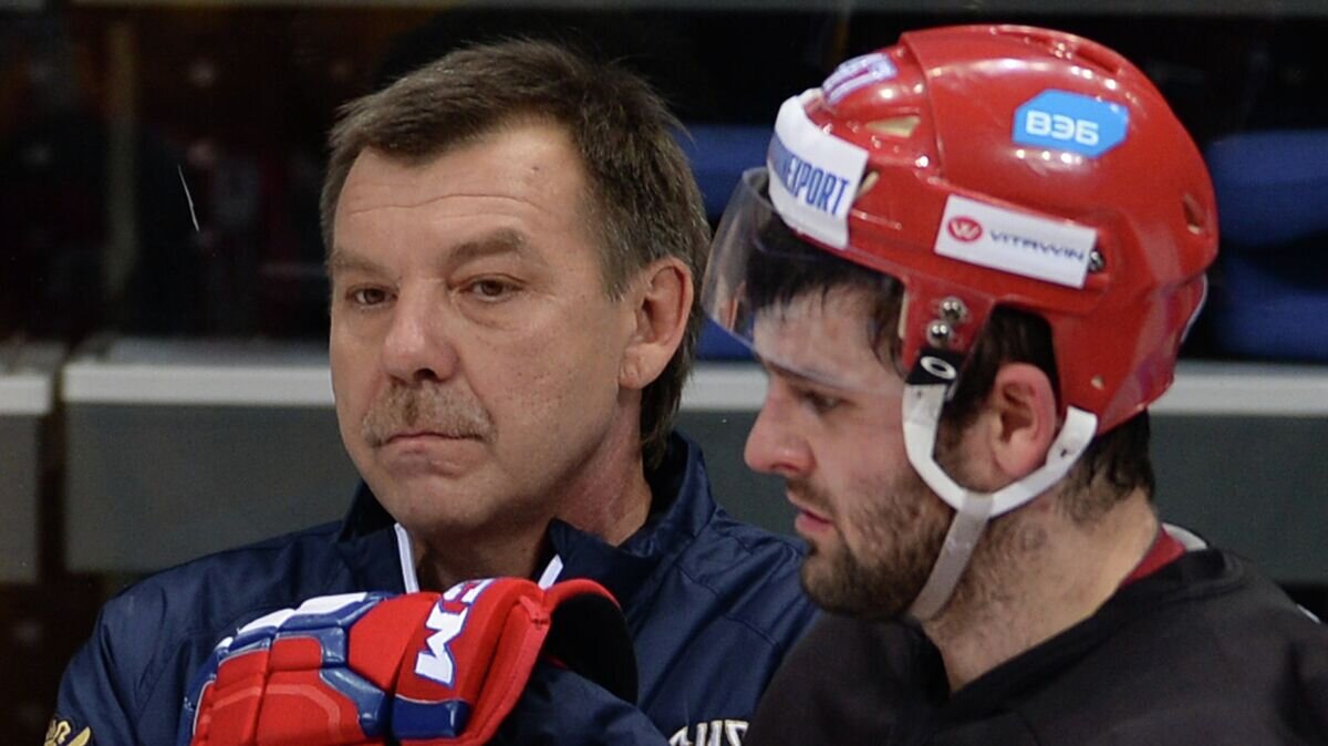    Главный тренер сборной России Олег Знарок (слева) и форвард ЦСКА Александр Радулов© РИА Новости / Алексей Филиппов