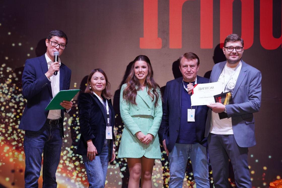    Участники форума позируют на фоне баннера:организаторы