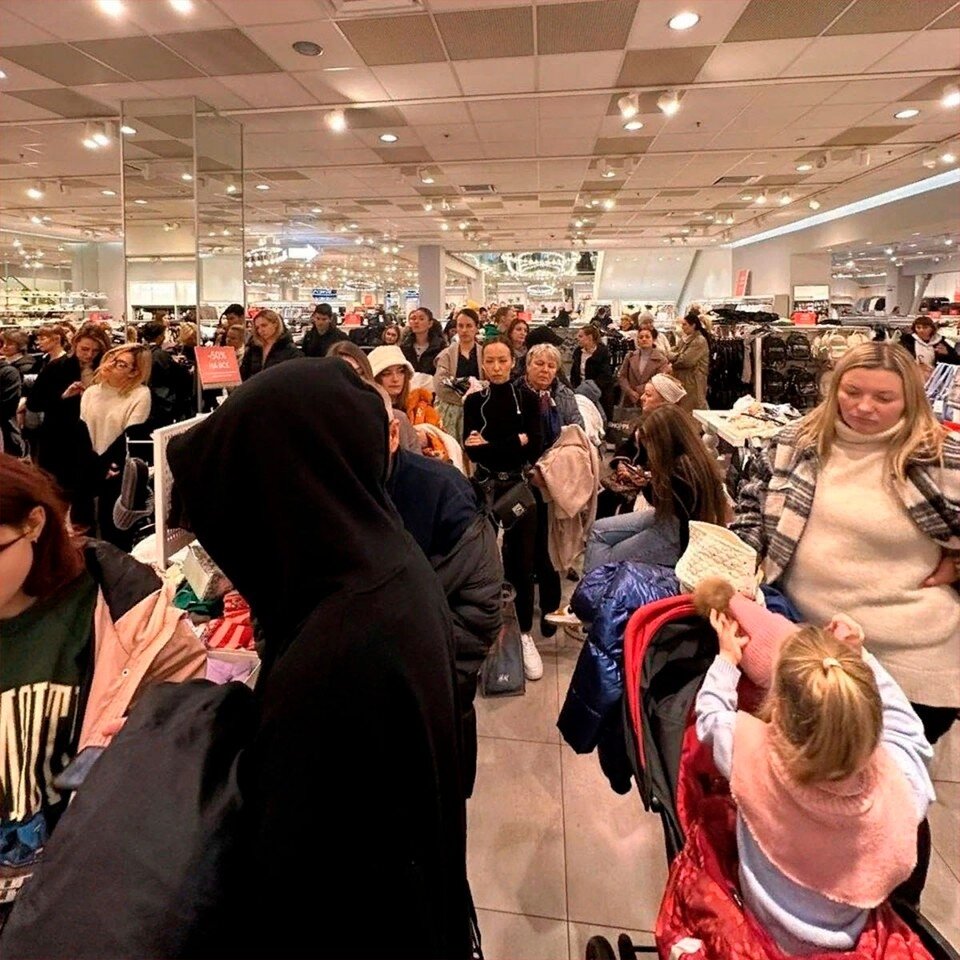     Владельцы магазинов H&M и H&M Home недавно объявили большую распродажу на весь ассортимент – отдают товары за полцены  социальные сети