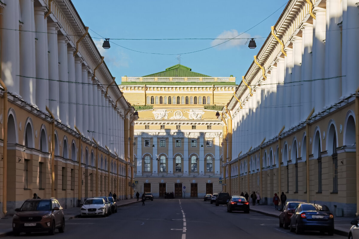 Улица Зодчего Росси - самая симметричная улица Петербурга, здание на  которой когда-то имело арки, позже заложенные и перестроенные в окна | Олег  Еверзов | Дзен