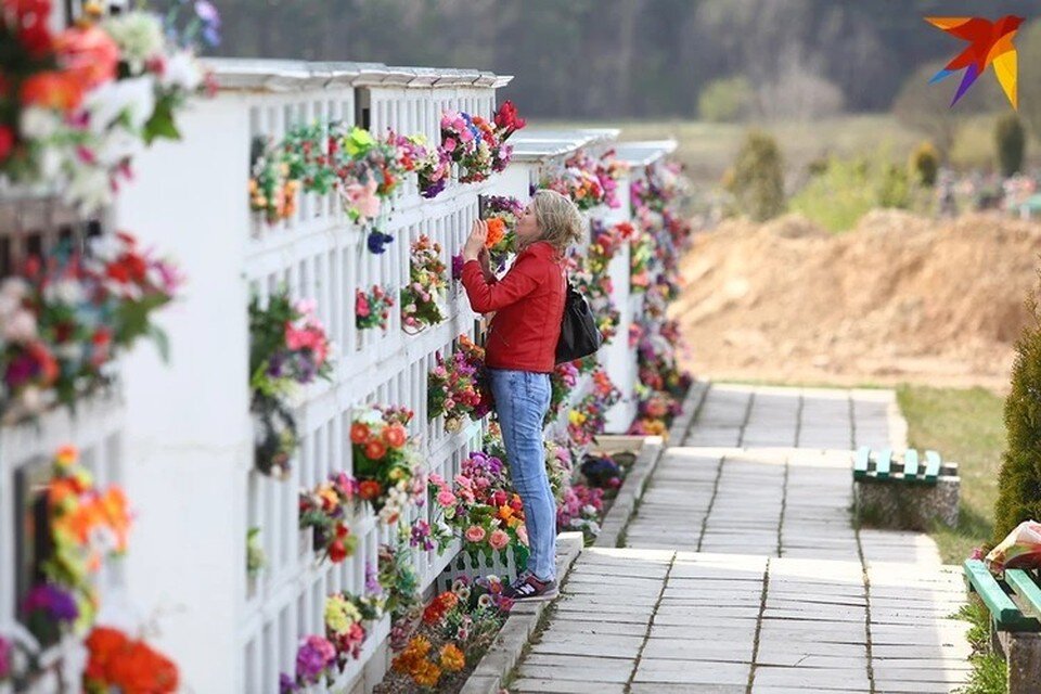     В одну из осенних родительских суббот обязательно надо прийти на кладбище к могилам ушедших родственников - помолиться и убраться. Святослав ЗОРКИЙ